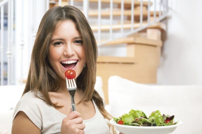jedzenie sałatki warzywnej na ulubionej diecie